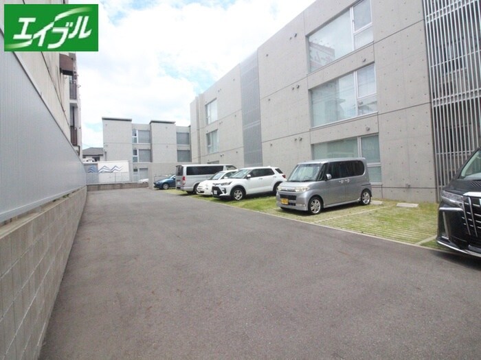 物件外観写真4　(駐車場)