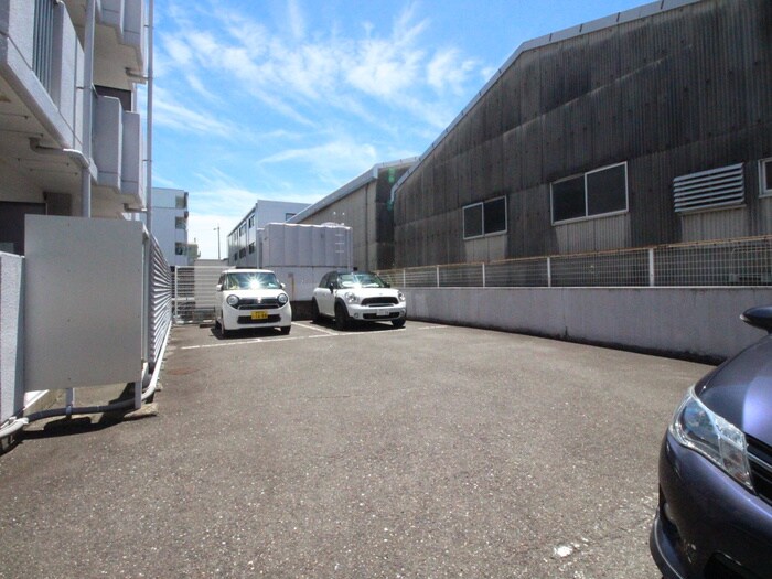 物件外観写真6　(駐車場)