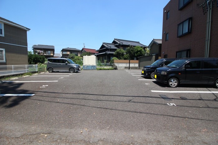 物件外観写真3　(駐車場)