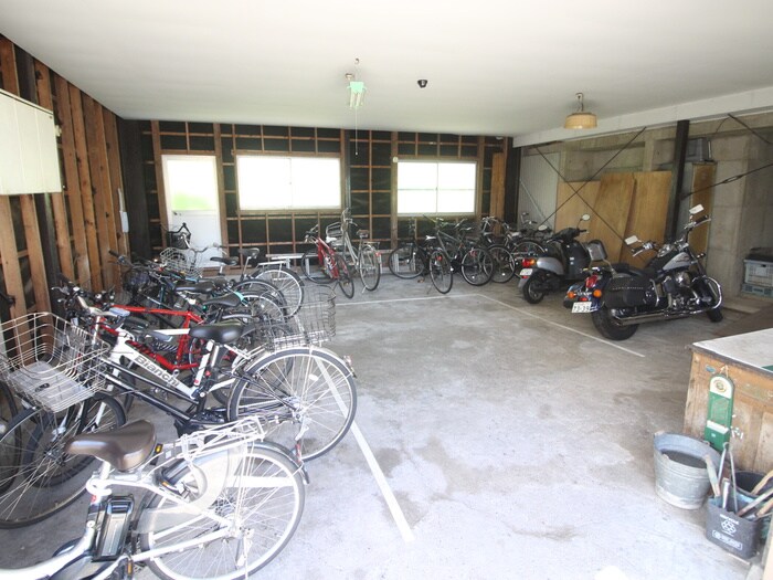 物件外観写真2　(駐輪場)