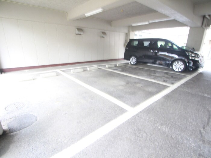 物件外観写真5　(駐車場)