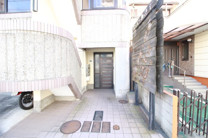 物件外観写真4　(エントランス部分)
