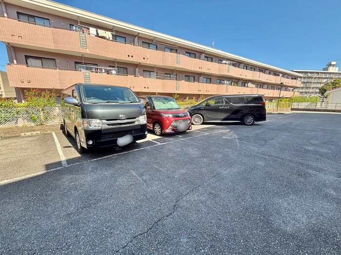 物件外観写真4　(駐車場)