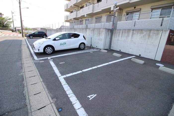 物件外観写真3　(駐車場)