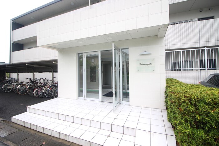 物件外観写真2　(エントランス部分)