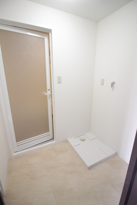 物件内観写真10　(洗濯機置場)