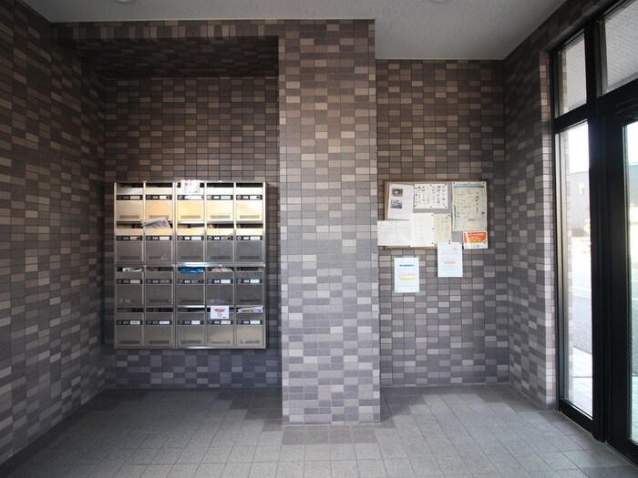 物件外観写真4　(エントランス部分)