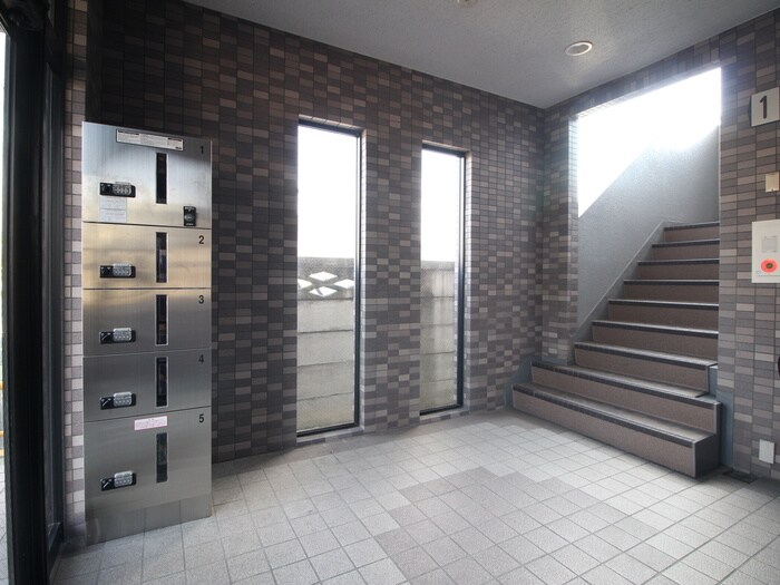 物件外観写真5　(エントランス部分)