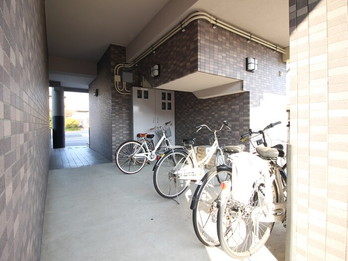 物件外観写真6　(駐輪場)