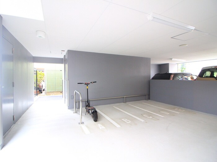 物件外観写真4　(バイク置き場)