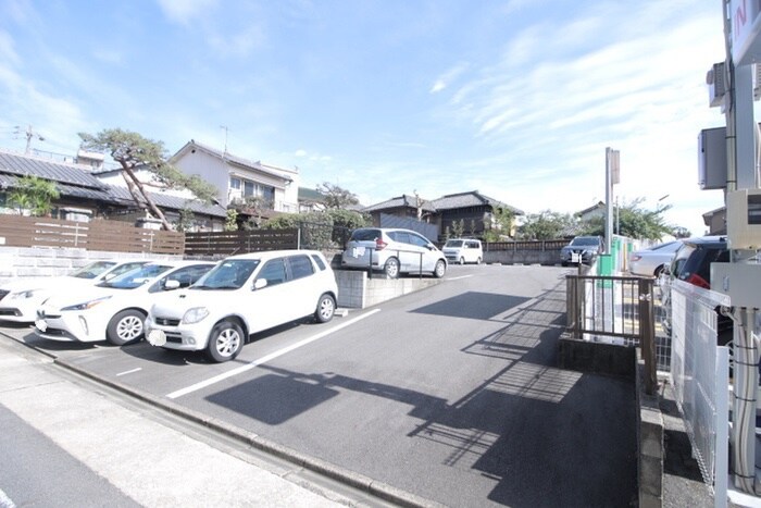 物件外観写真3　(駐車場)
