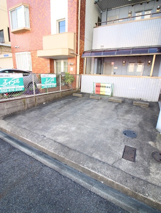物件外観写真3　(駐車場)