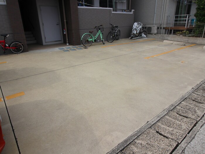 物件外観写真3　(駐車場)