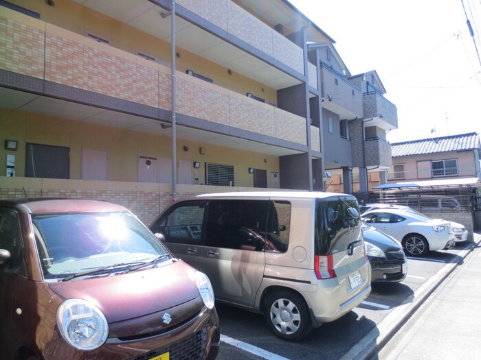 物件外観写真4　(駐車場)