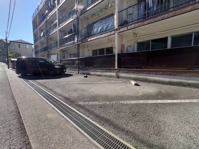 物件外観写真3　(駐車場)