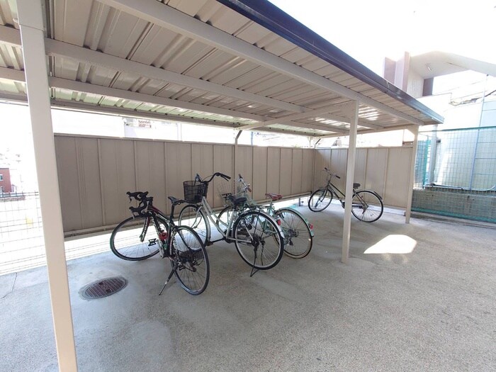 物件外観写真4　(駐輪場)