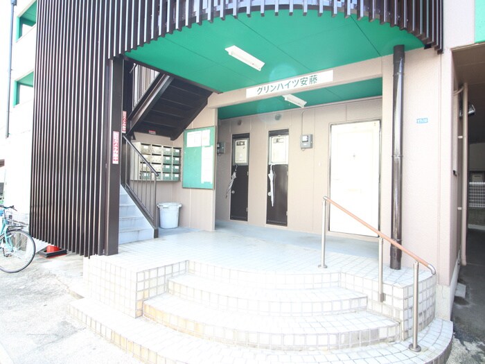 物件外観写真3　(エントランス部分)