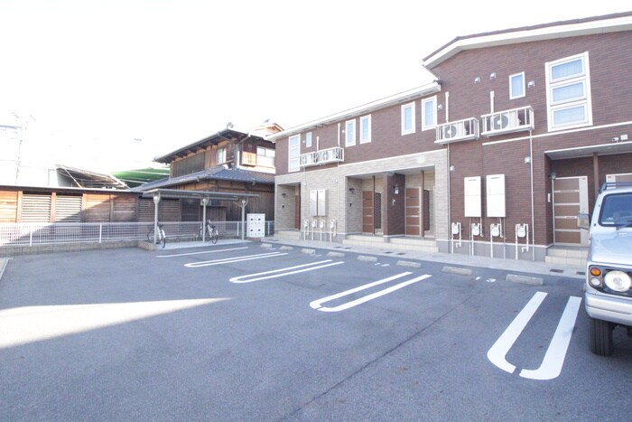 物件外観写真3　(駐車場)