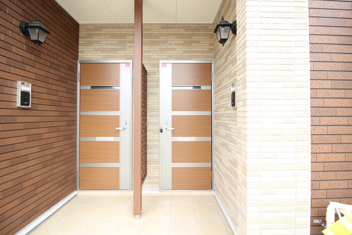 物件外観写真5　(エントランス部分)