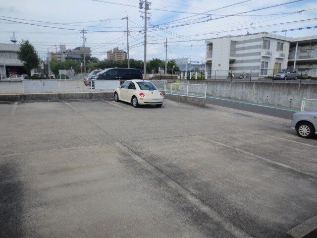 物件外観写真3　(駐車場)