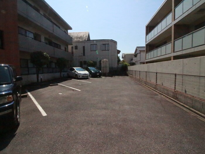 物件外観写真6　(駐車場)