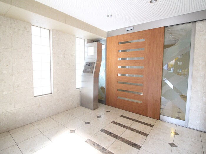 物件外観写真3　(エントランス部分)