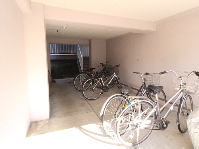 物件外観写真4　(駐輪場)