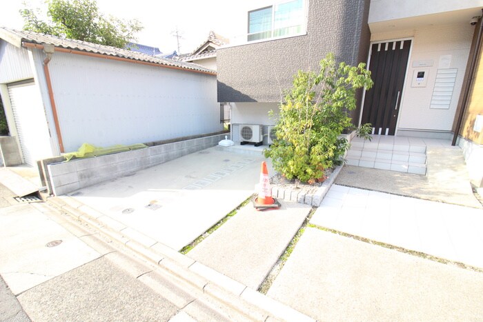 物件外観写真6　(駐車場)