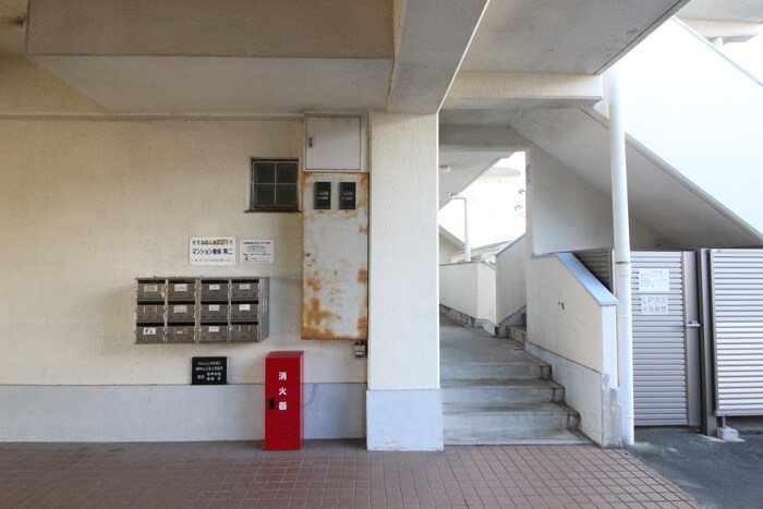 物件外観写真4　(エントランス部分)