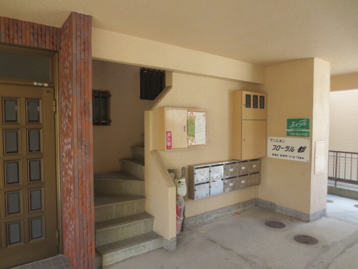 物件外観写真3　(エントランス部分)