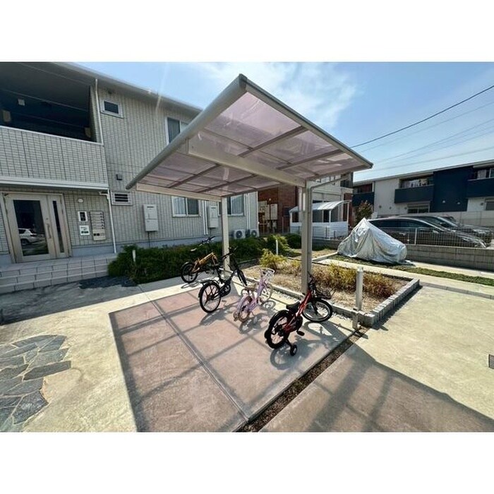 物件外観写真4　(駐輪場)