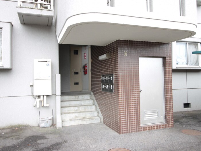 物件外観写真2　(エントランス部分)