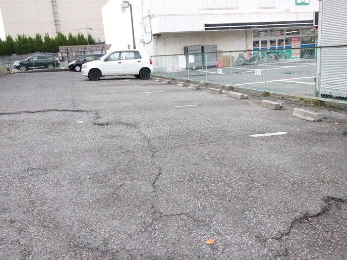 物件外観写真5　(駐車場)