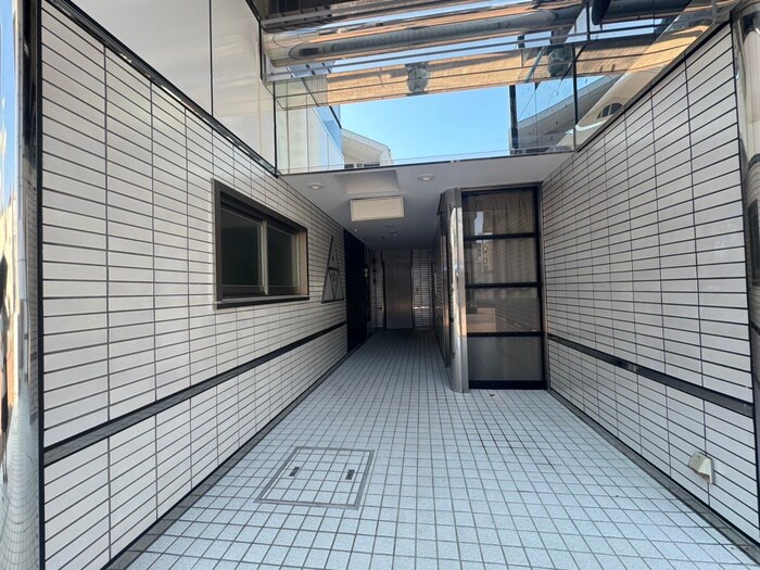 物件外観写真2　(エントランス部分)