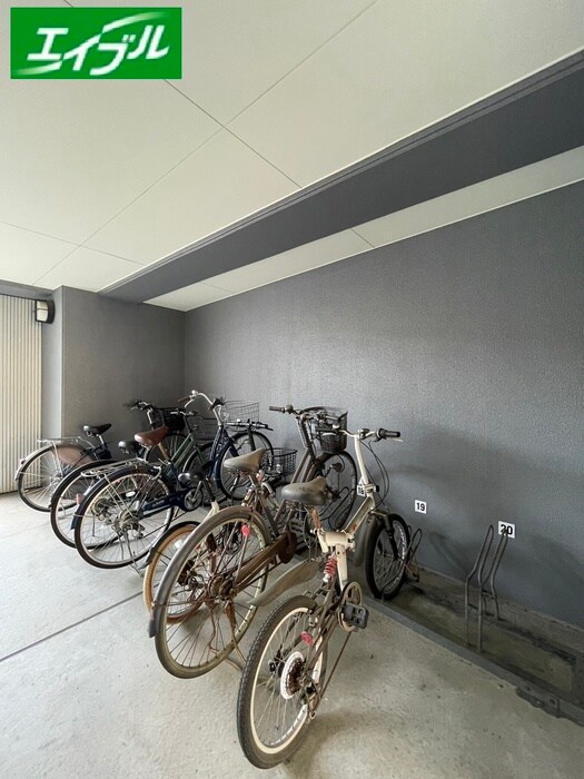 物件外観写真4　(駐輪場)