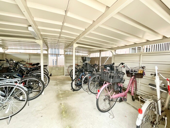 物件外観写真4　(駐輪場)