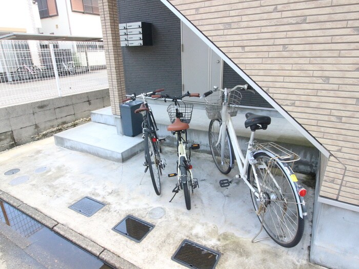 物件外観写真5　(駐輪場)