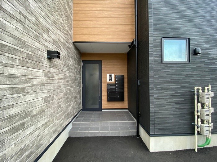物件外観写真3　(エントランス部分)