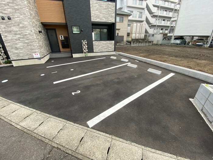 物件外観写真4　(駐車場)