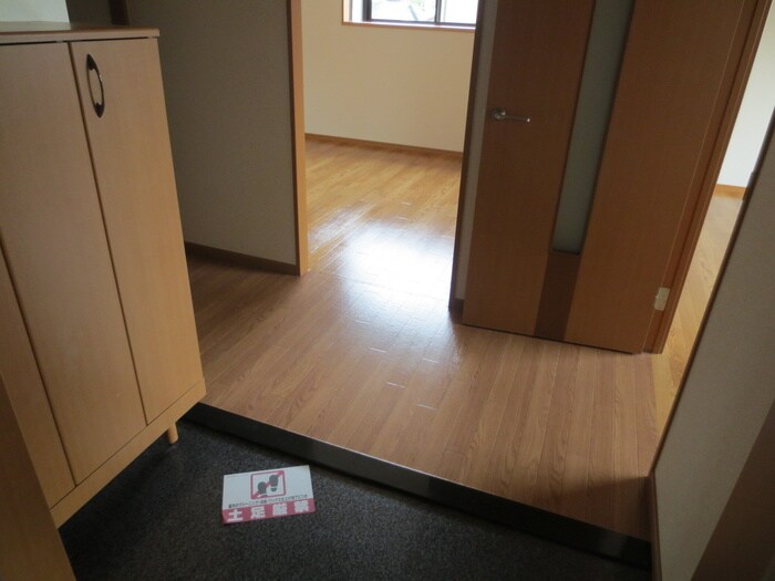 物件内観写真9　(玄関)