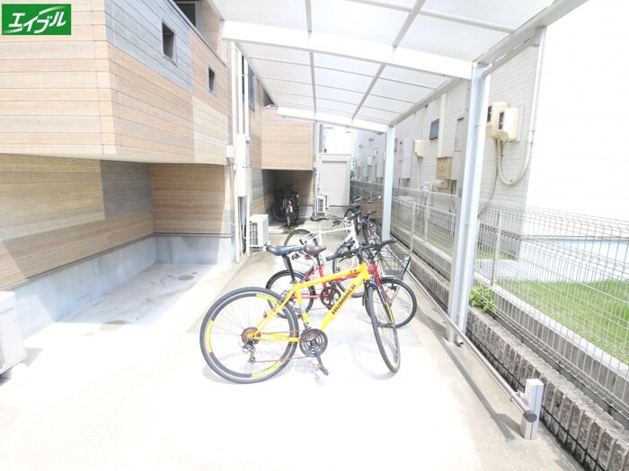物件外観写真3　(駐輪場)