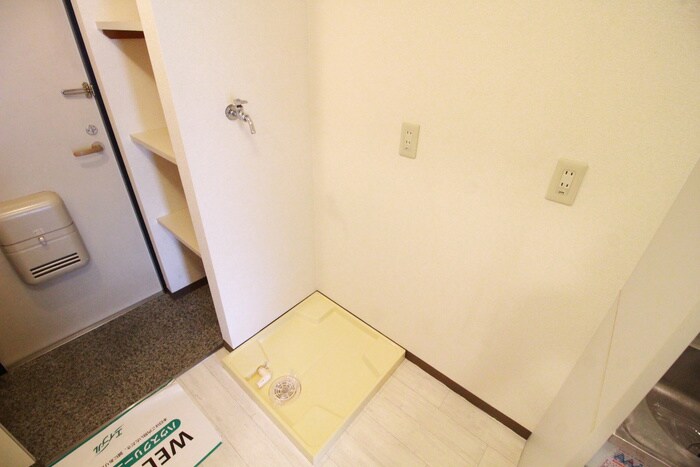 物件内観写真16　(洗濯機置場)