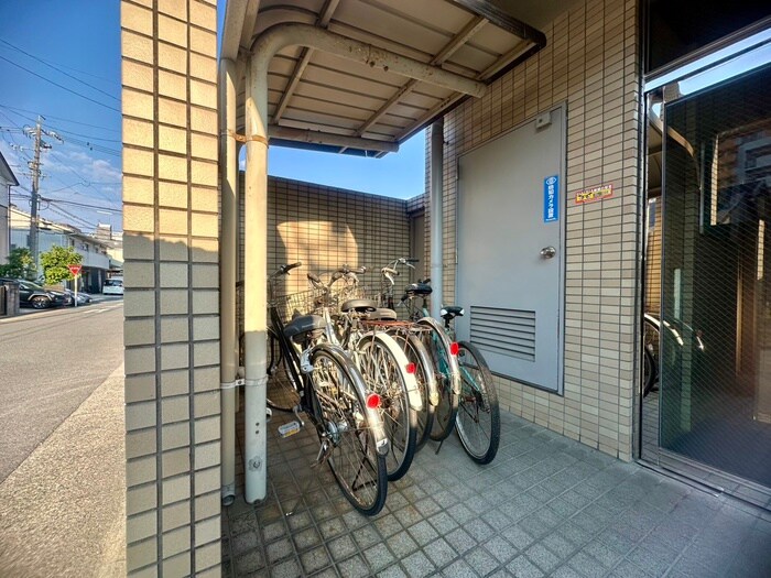 物件外観写真2　(駐輪場)