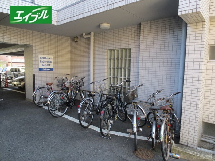 物件外観写真3　(駐輪場)