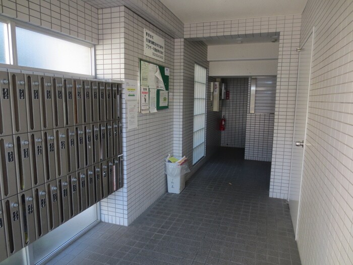 物件外観写真6　(エントランス部分)