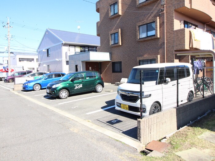 物件外観写真2　(駐車場)