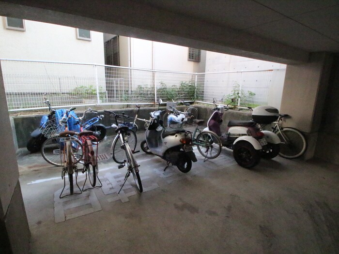 物件外観写真3　(駐輪場)