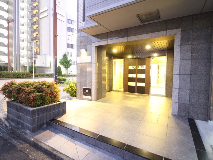 物件外観写真2　(エントランス部分)