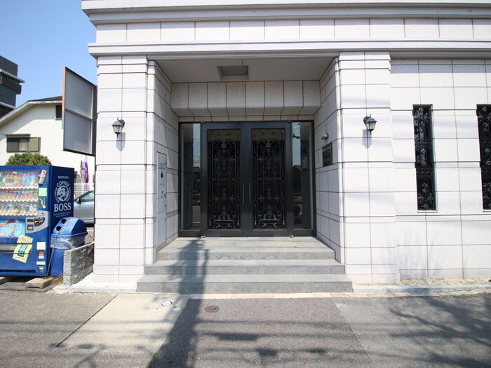 物件外観写真2　(エントランス部分)