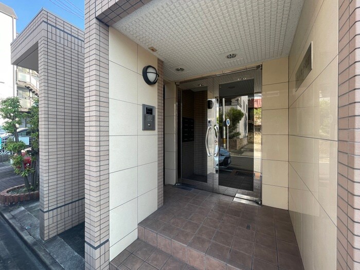 物件外観写真4　(エントランス部分)